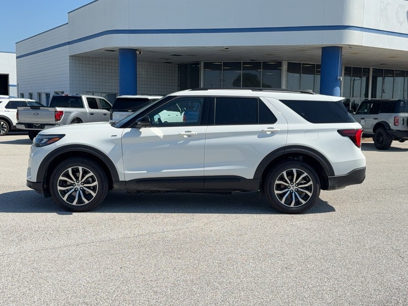 Ford Explorer Vehicle Full-screen Gallery Image 2