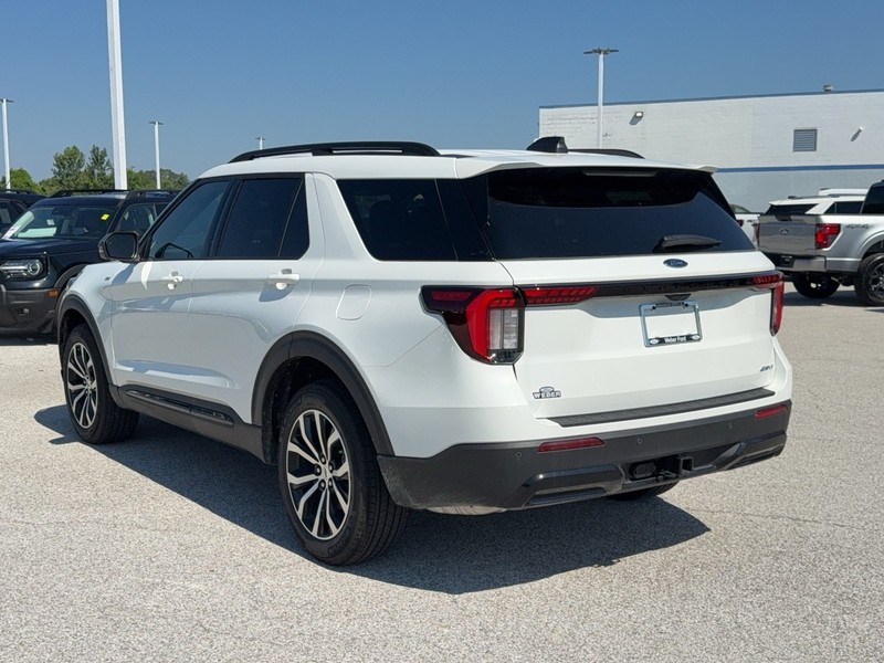 Ford Explorer Vehicle Full-screen Gallery Image 3