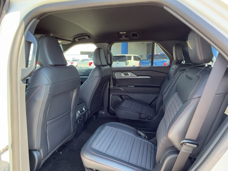 Ford Explorer Vehicle Full-screen Gallery Image 4