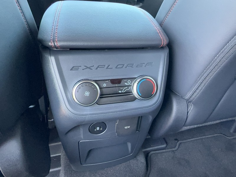 Ford Explorer Vehicle Full-screen Gallery Image 5
