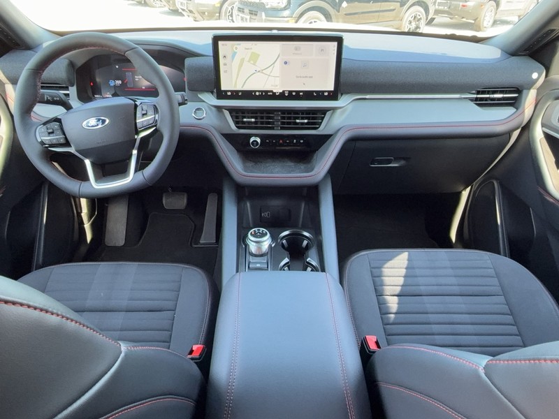 Ford Explorer Vehicle Full-screen Gallery Image 6