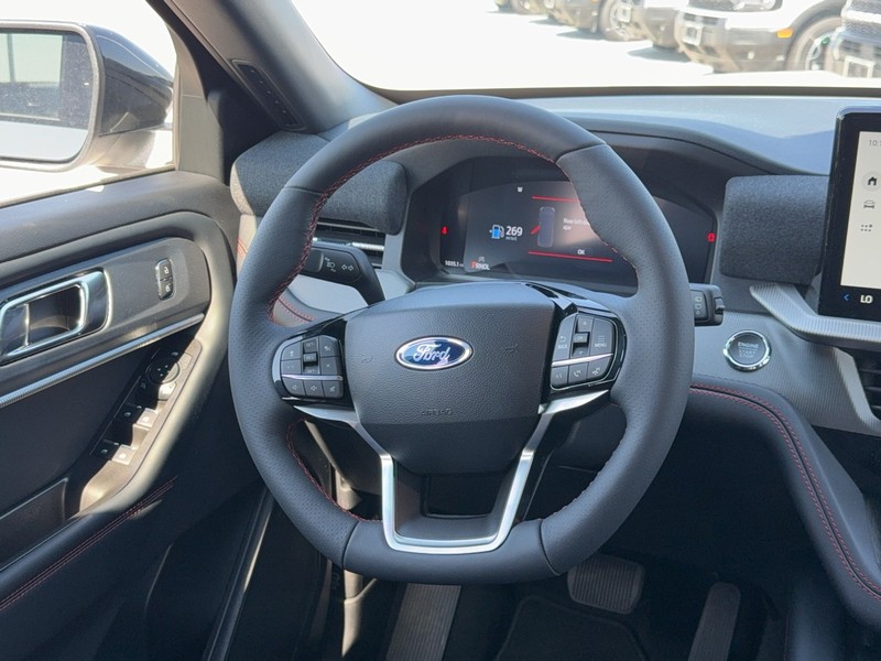 Ford Explorer Vehicle Full-screen Gallery Image 7