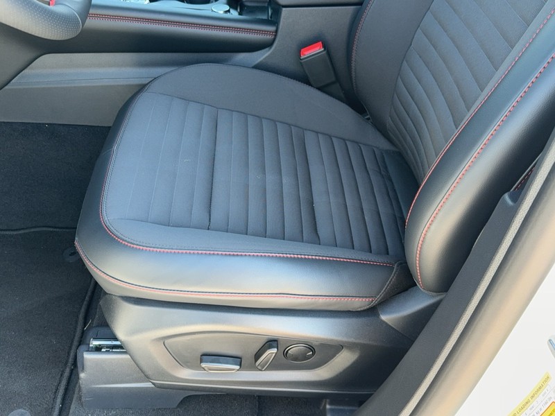 Ford Explorer Vehicle Full-screen Gallery Image 11