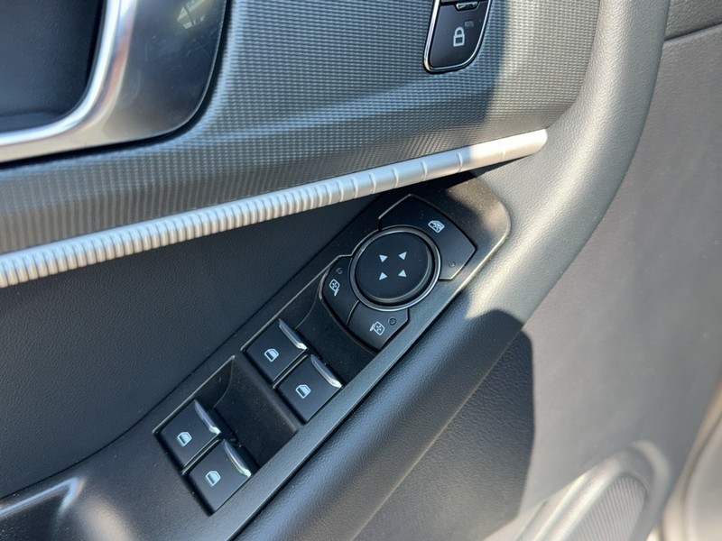 Ford Explorer Vehicle Full-screen Gallery Image 12