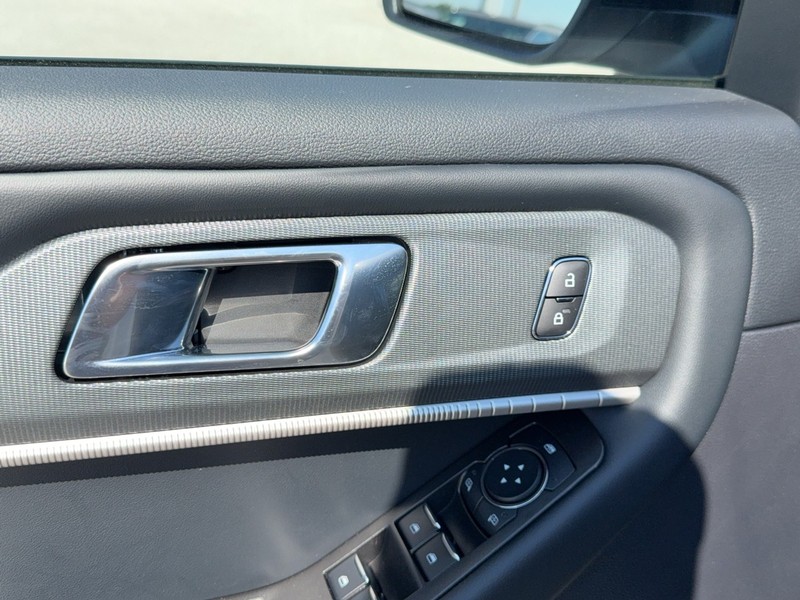 Ford Explorer Vehicle Full-screen Gallery Image 13