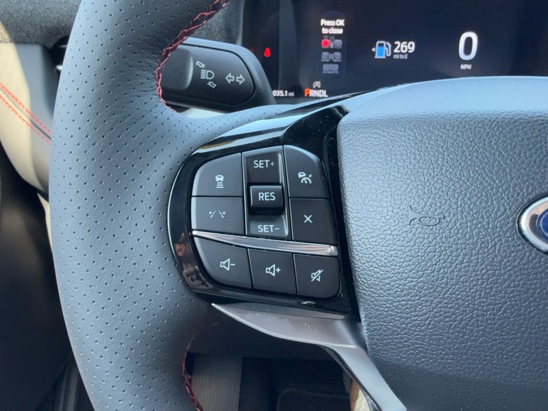 Ford Explorer Vehicle Full-screen Gallery Image 15