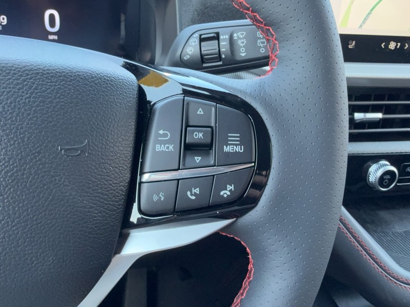 Ford Explorer Vehicle Full-screen Gallery Image 16