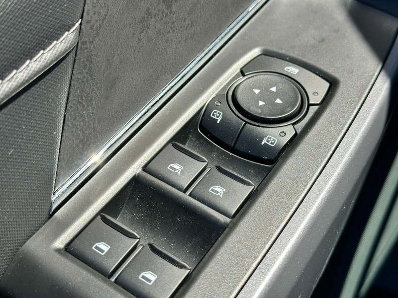 Ford F-150 Vehicle Full-screen Gallery Image 9
