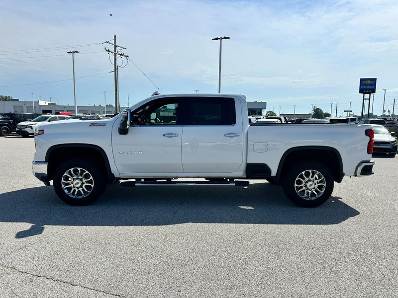 Chevrolet Silverado 2500HD Vehicle Full-screen Gallery Image 02