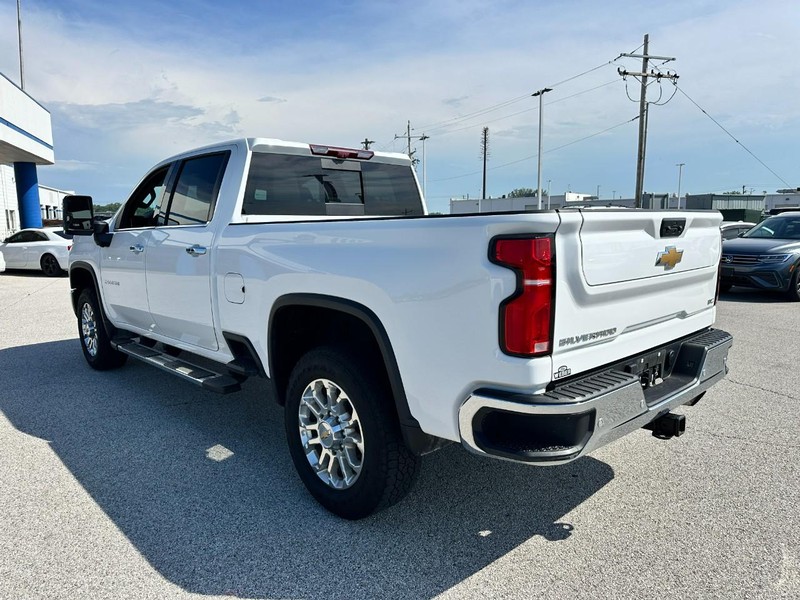 Chevrolet Silverado 2500HD Vehicle Full-screen Gallery Image 03