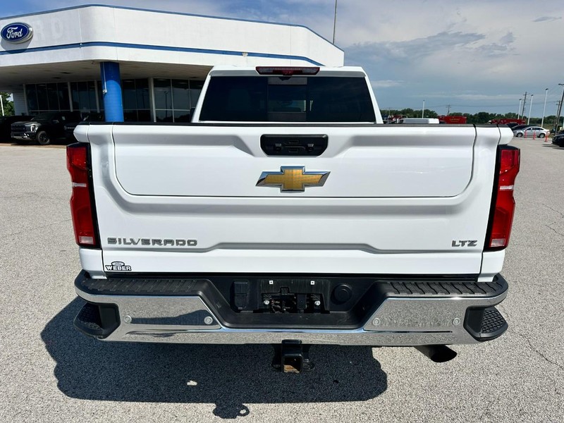 Chevrolet Silverado 2500HD Vehicle Full-screen Gallery Image 04