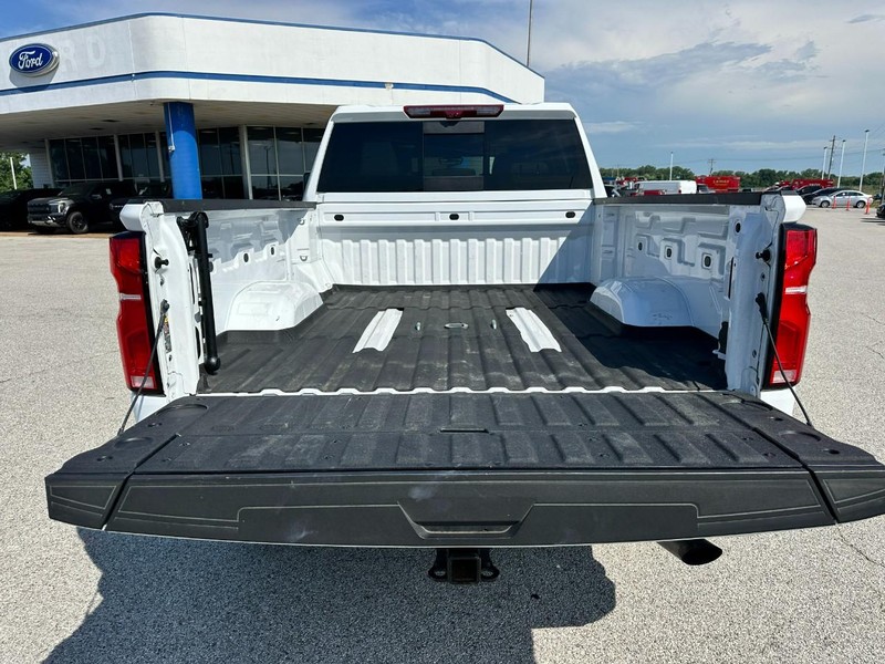 Chevrolet Silverado 2500HD Vehicle Full-screen Gallery Image 05