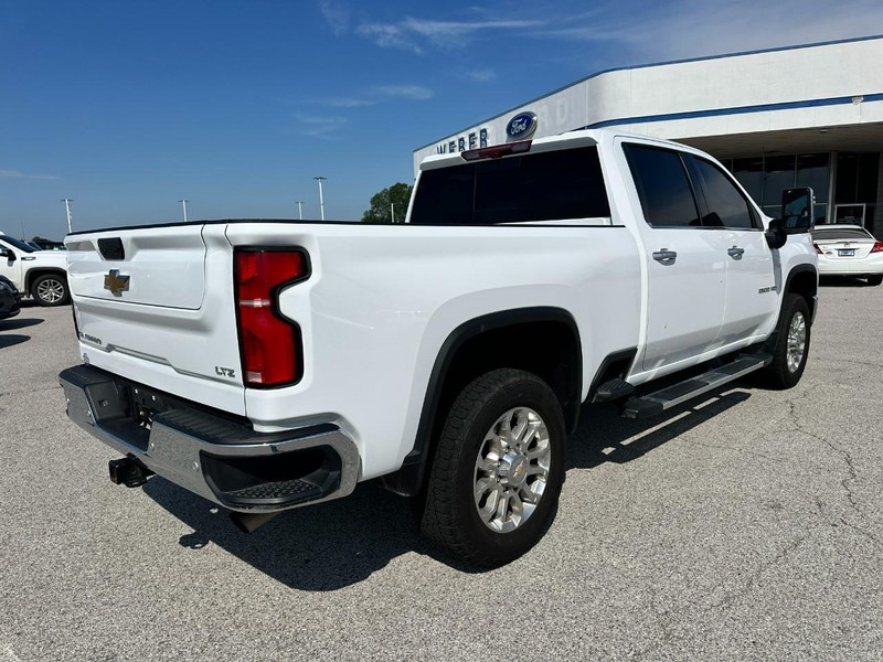 Chevrolet Silverado 2500HD Vehicle Full-screen Gallery Image 06