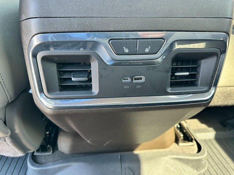 Chevrolet Silverado 2500HD Vehicle Full-screen Gallery Image 11