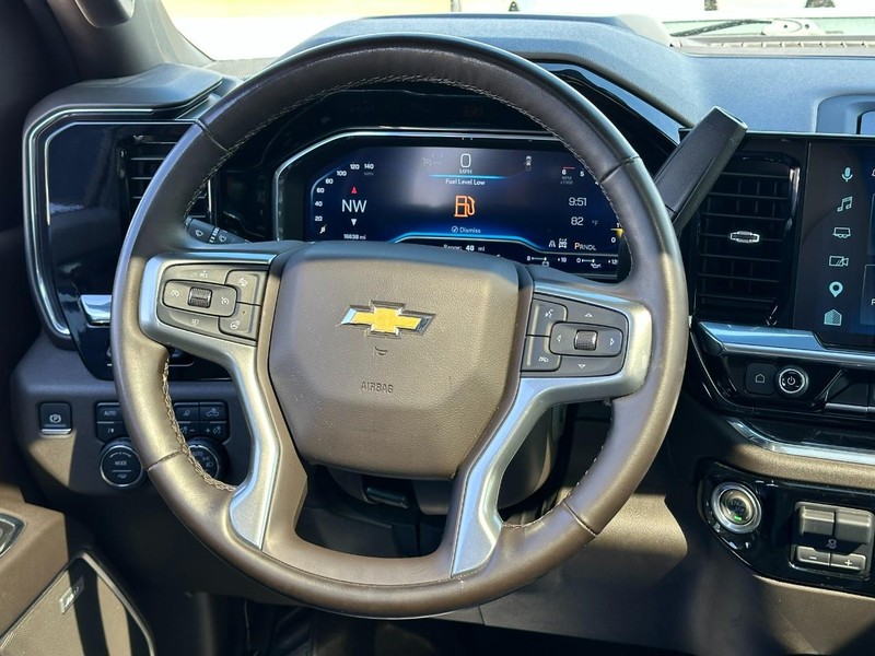 Chevrolet Silverado 2500HD Vehicle Full-screen Gallery Image 14