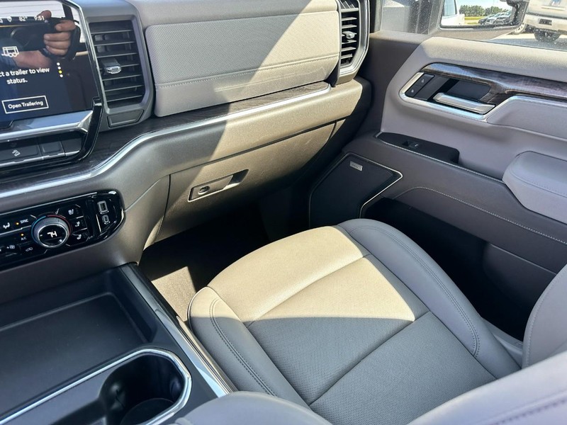 Chevrolet Silverado 2500HD Vehicle Full-screen Gallery Image 17