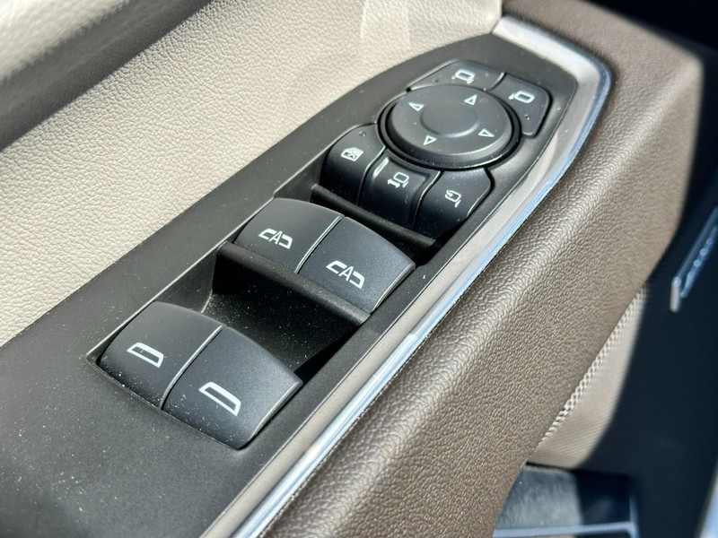 Chevrolet Silverado 2500HD Vehicle Full-screen Gallery Image 18