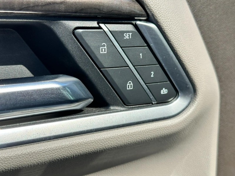 Chevrolet Silverado 2500HD Vehicle Full-screen Gallery Image 19