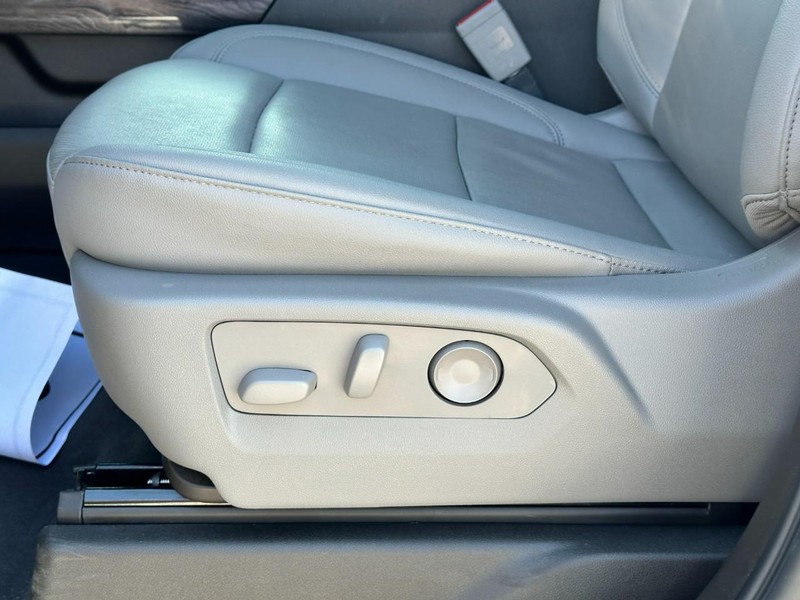 Chevrolet Silverado 2500HD Vehicle Full-screen Gallery Image 20