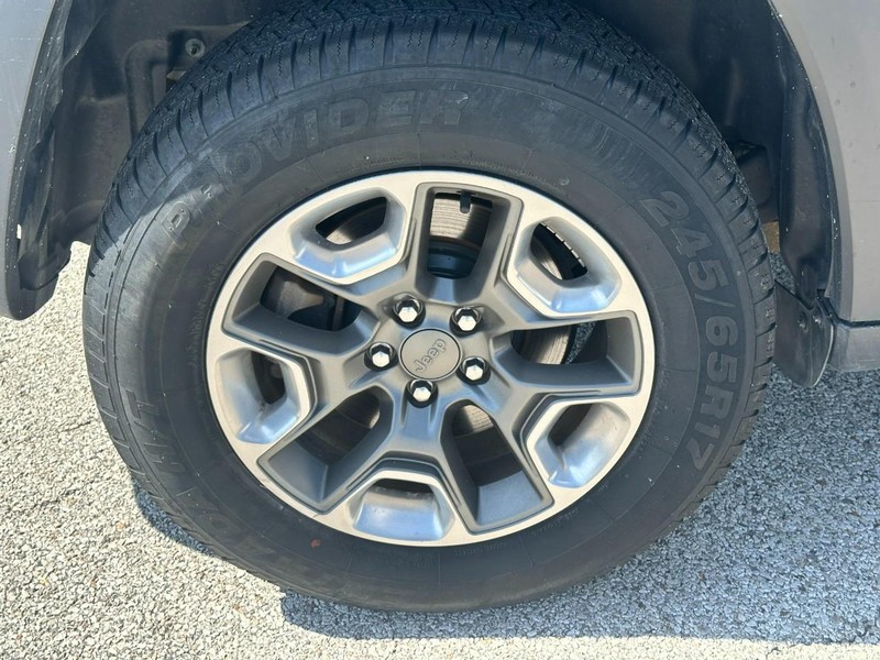 Jeep Cherokee Vehicle Full-screen Gallery Image 7