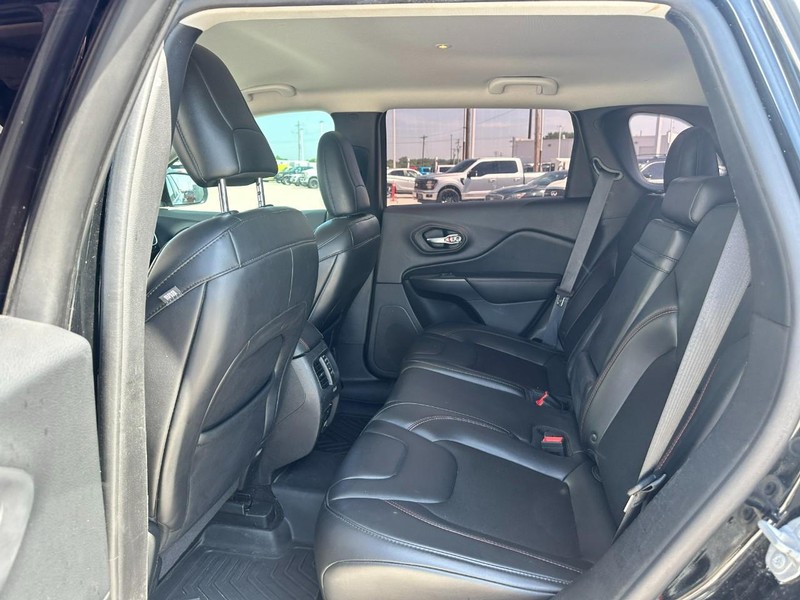 Jeep Cherokee Vehicle Full-screen Gallery Image 10