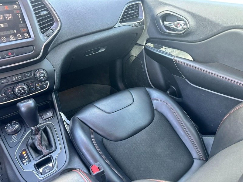 Jeep Cherokee Vehicle Full-screen Gallery Image 15