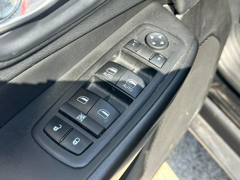 Jeep Cherokee Vehicle Full-screen Gallery Image 16