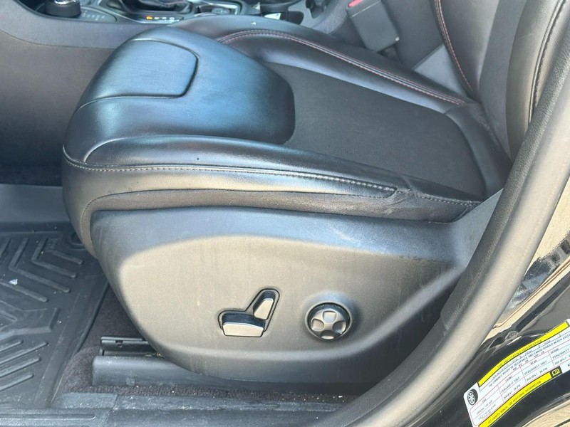 Jeep Cherokee Vehicle Full-screen Gallery Image 17