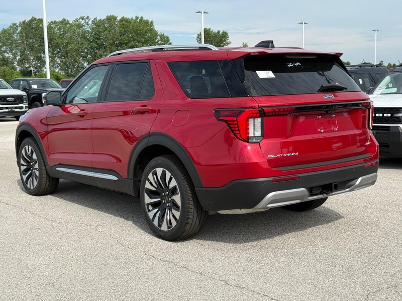 Ford Explorer Vehicle Full-screen Gallery Image 3