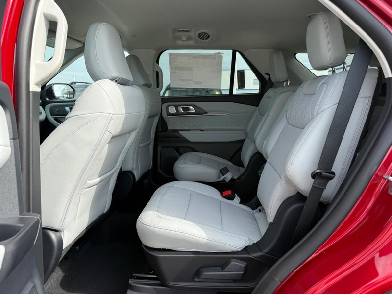 Ford Explorer Vehicle Full-screen Gallery Image 6