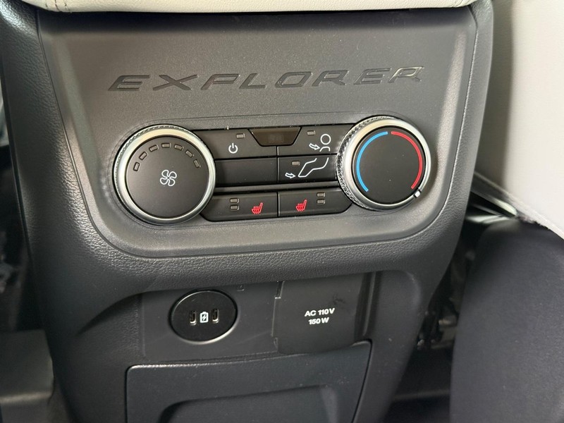 Ford Explorer Vehicle Full-screen Gallery Image 7