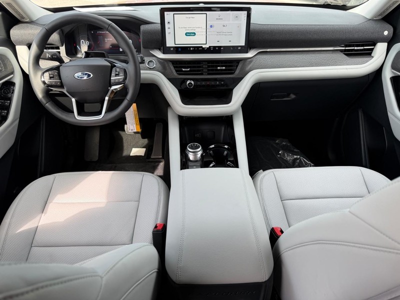 Ford Explorer Vehicle Full-screen Gallery Image 8