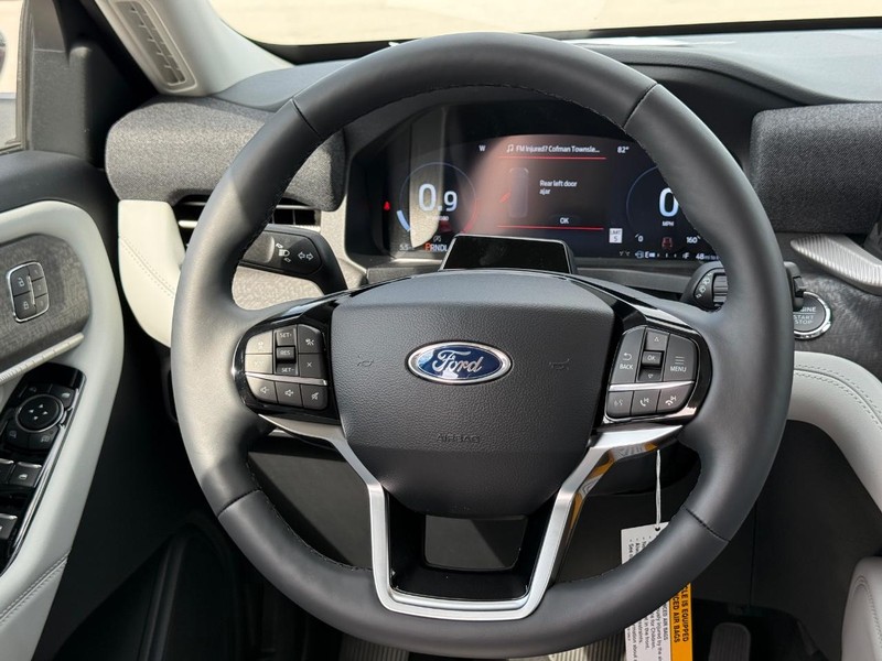 Ford Explorer Vehicle Full-screen Gallery Image 9