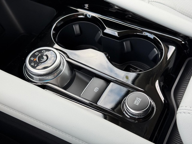 Ford Explorer Vehicle Full-screen Gallery Image 16