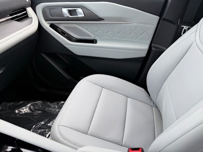 Ford Explorer Vehicle Full-screen Gallery Image 17