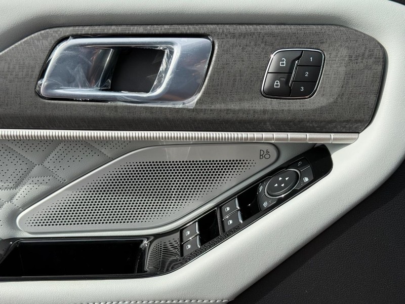 Ford Explorer Vehicle Full-screen Gallery Image 19