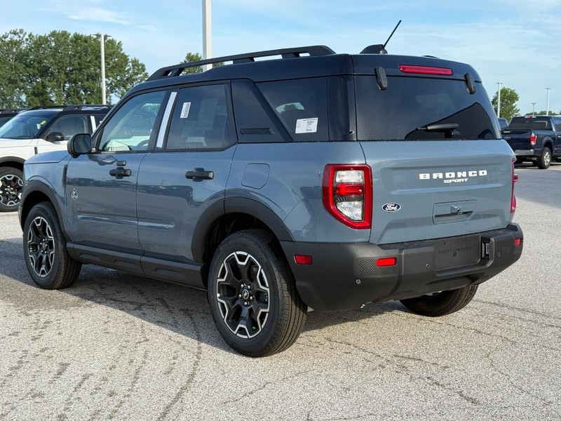 Ford Bronco Sport Vehicle Full-screen Gallery Image 3