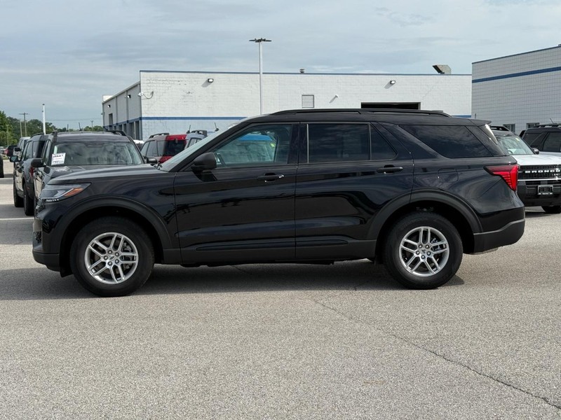 Ford Explorer Vehicle Full-screen Gallery Image 2
