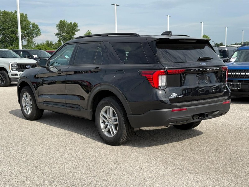 Ford Explorer Vehicle Full-screen Gallery Image 3