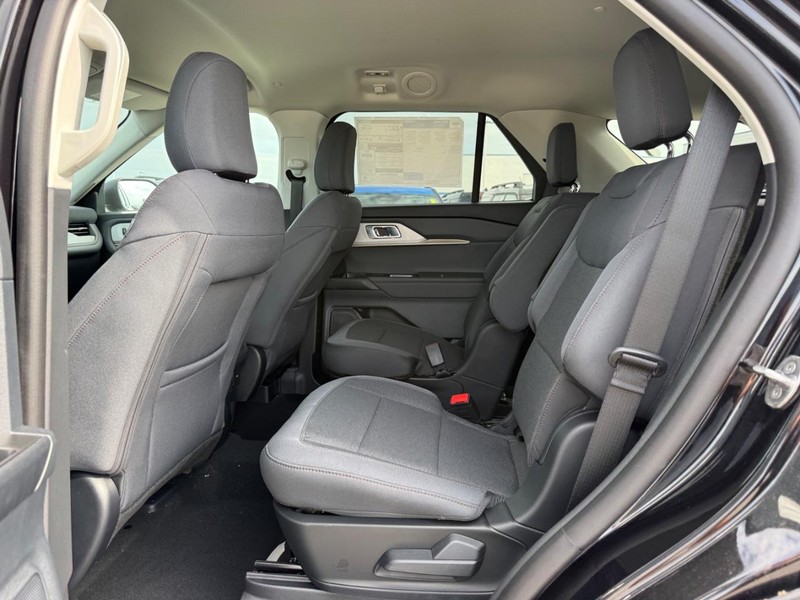 Ford Explorer Vehicle Full-screen Gallery Image 6