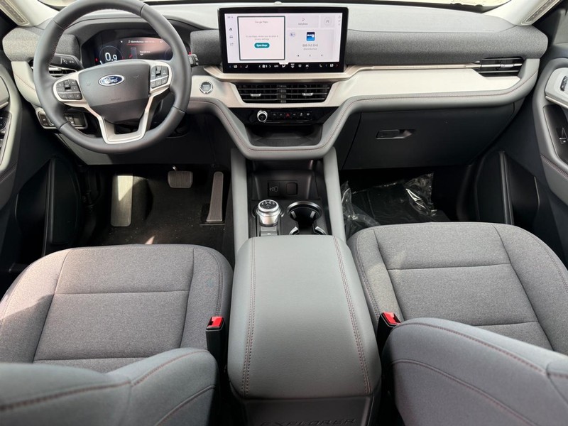 Ford Explorer Vehicle Full-screen Gallery Image 7