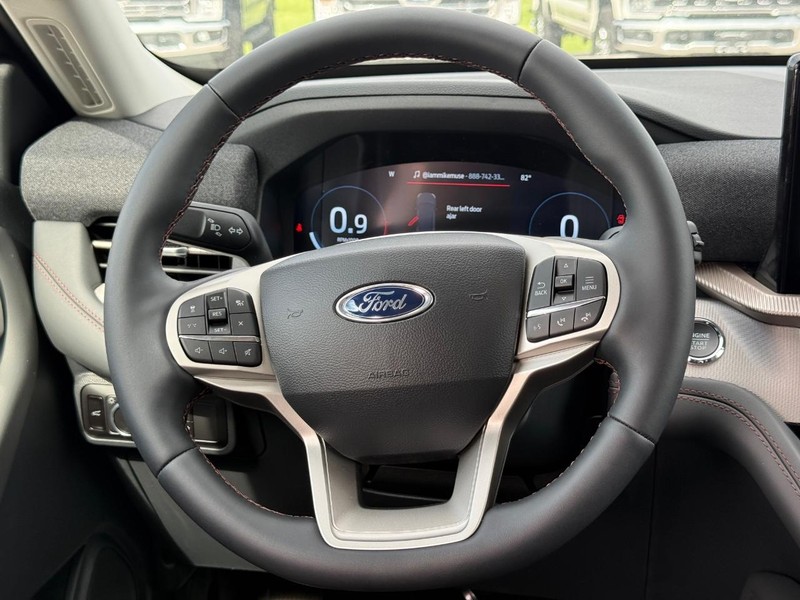 Ford Explorer Vehicle Full-screen Gallery Image 8