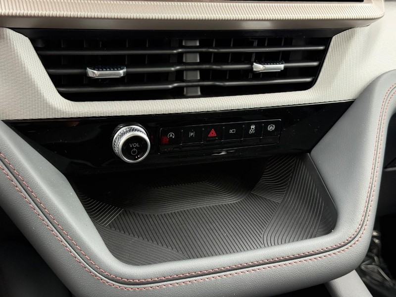 Ford Explorer Vehicle Full-screen Gallery Image 14
