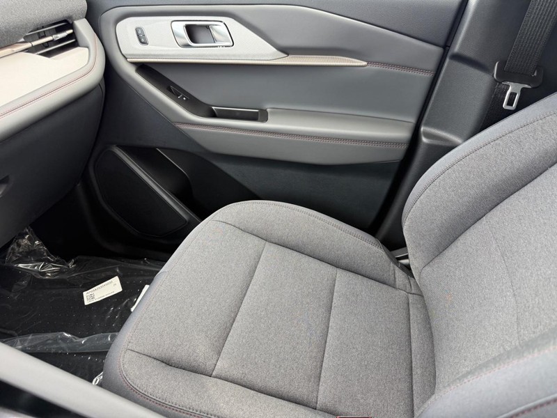 Ford Explorer Vehicle Full-screen Gallery Image 16