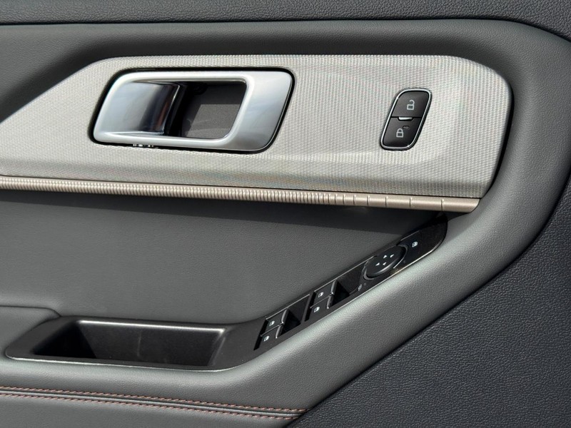 Ford Explorer Vehicle Full-screen Gallery Image 18
