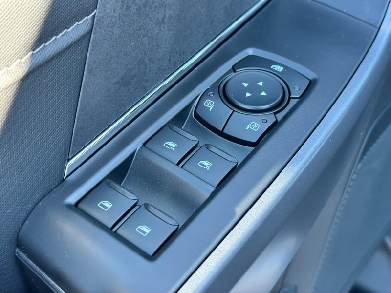 Ford F-150 Vehicle Full-screen Gallery Image 9