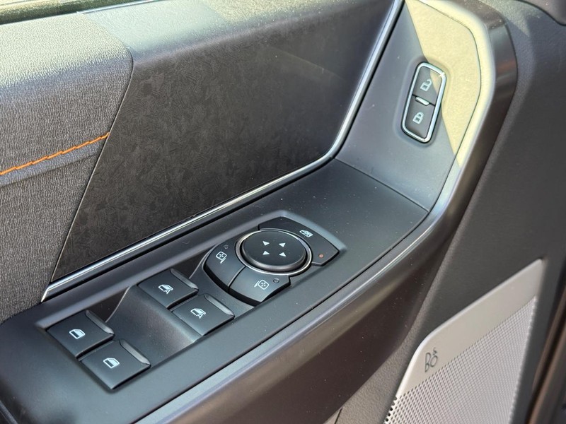 Ford F-150 Vehicle Full-screen Gallery Image 20