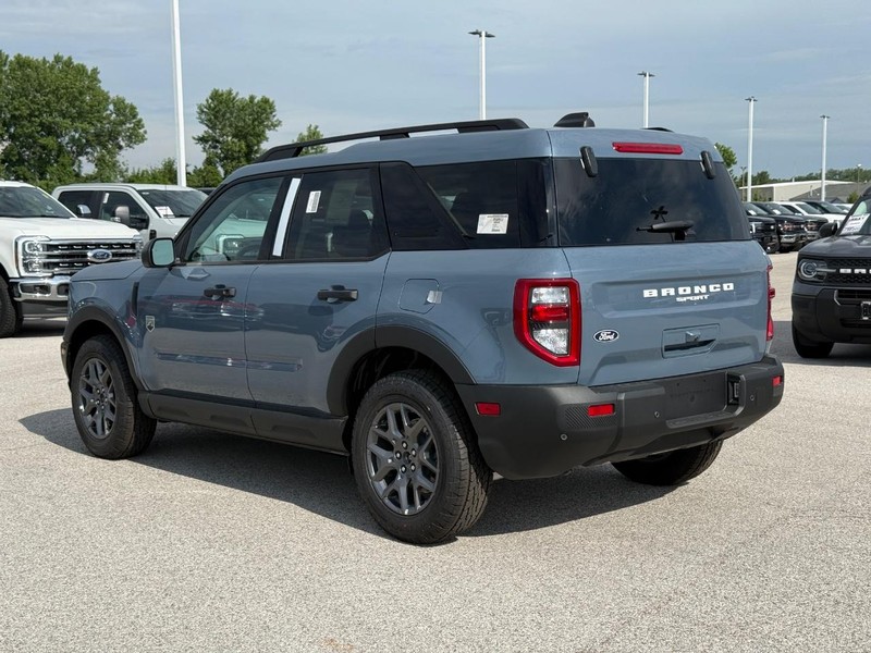 Ford Bronco Sport Vehicle Full-screen Gallery Image 3