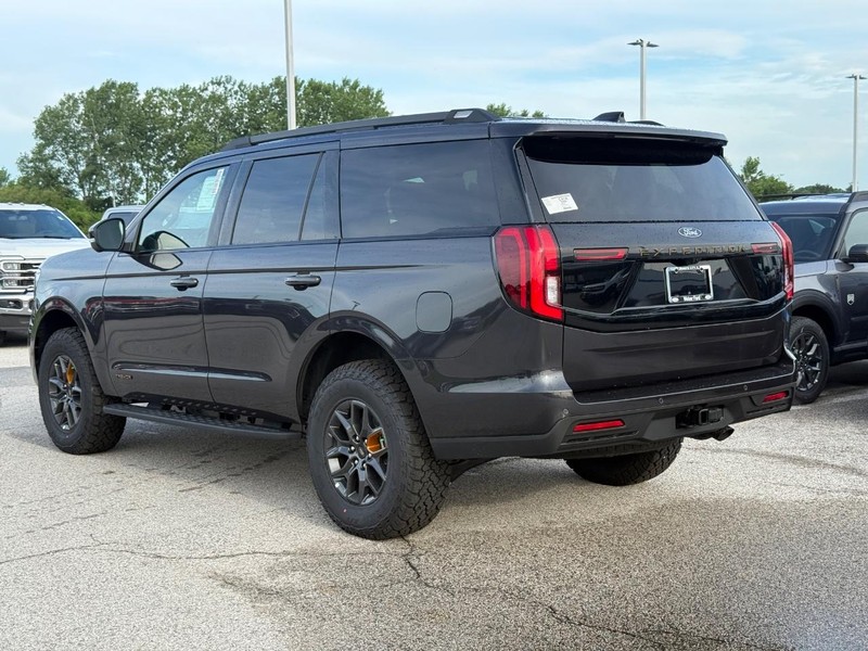 Ford Expedition Vehicle Full-screen Gallery Image 3
