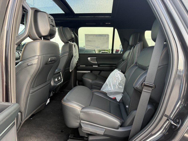 Ford Expedition Vehicle Full-screen Gallery Image 6